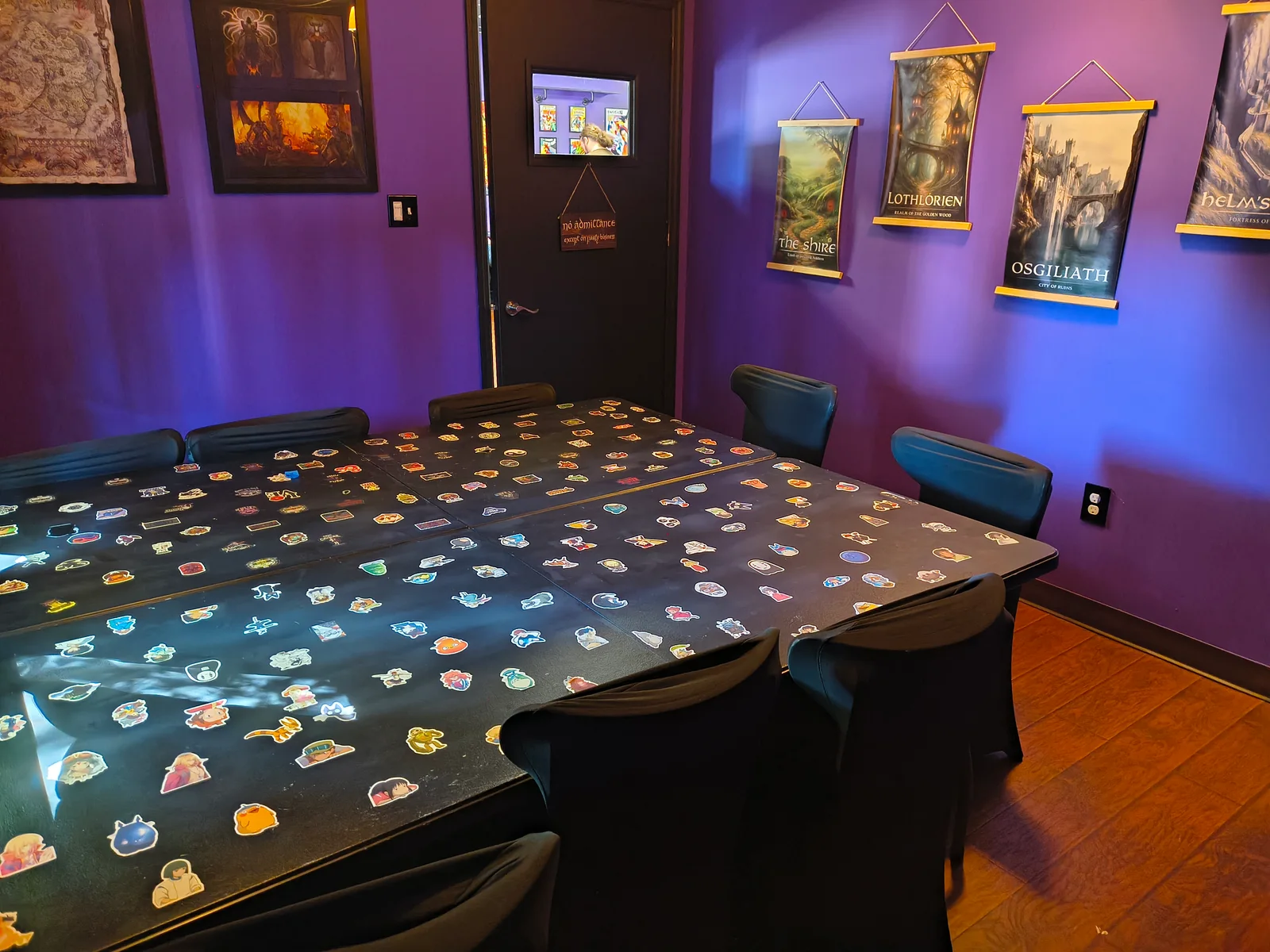 Private gaming room at Nerdateria — sticker table with LOTR decor